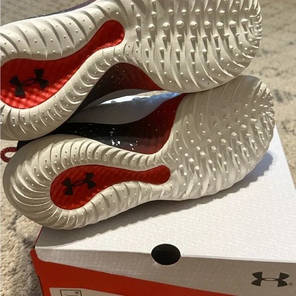 Brand New Under Armour White and Red Sneakers cleats turfs size 7.5 - Picture 4 of 4